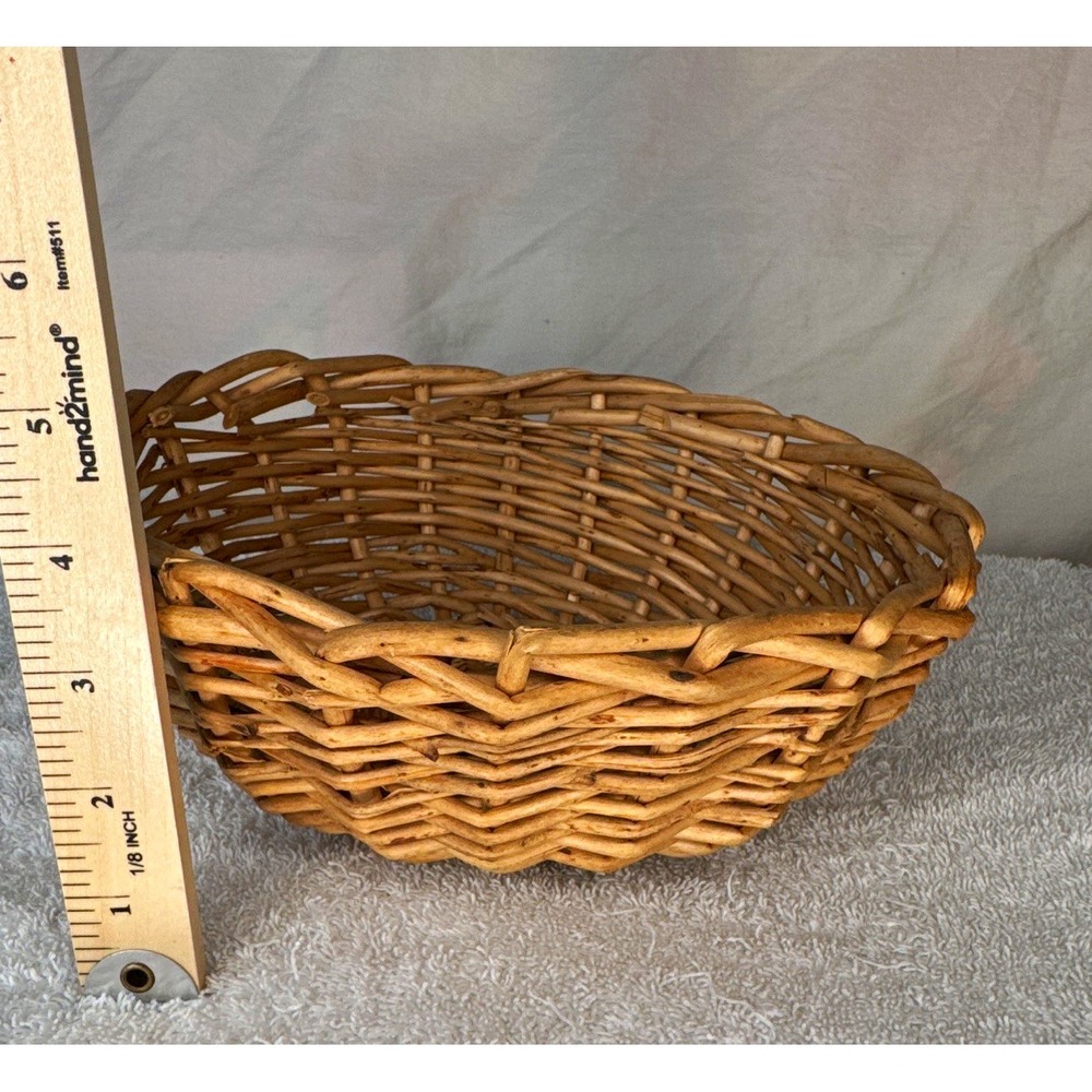 Brown Wicker Round Decorative Basket 9 in Non-Lidded Freestanding Indoor